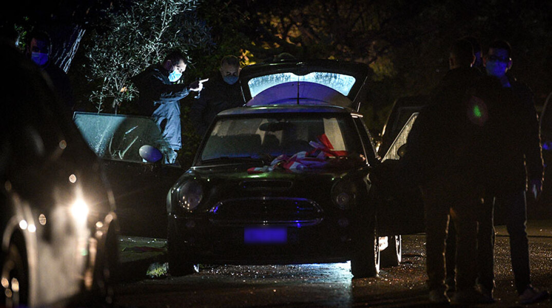 Κωνσταντίνος Μπογδάνος: Το αυτοκίνητο του βουλευτή της ΝΔ μετά την εμπρηστική επίθεση με γκαζάκια