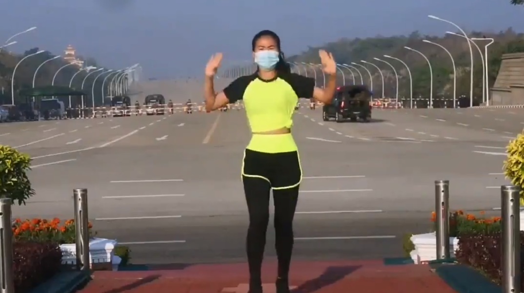 Δασκάλα κάνει ασκήσεις και καταγράφει το πραξικόπημα