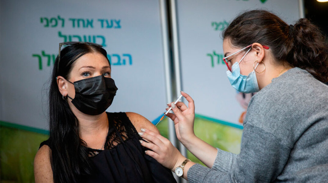 Κορωνοϊός στο Ισραήλ: Γυναίκα εκπαιδευτικός στην Ιερουσαλήμ εμβολιάζεται με το εμβόλιο της Pfizer κατά της Covid-19