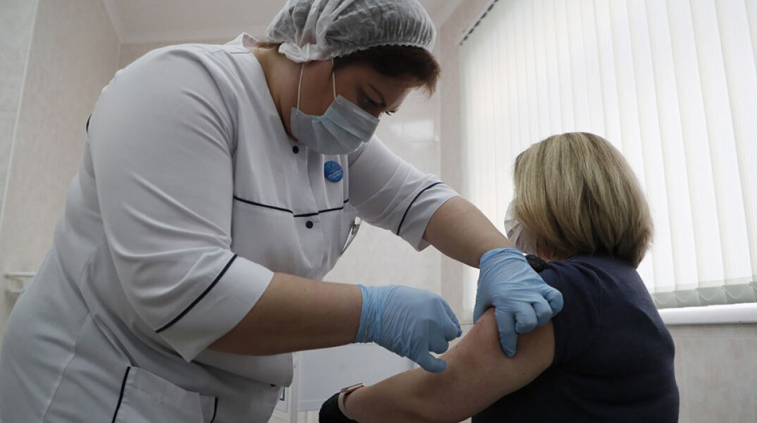 Ρωσικό εμβόλιο sputnik-V για τον κορωνοϊό χορηγείται σε πολίτη στο πλαίσιο των εμβολιασμών κατά της Covid-19 στη Ρωσία