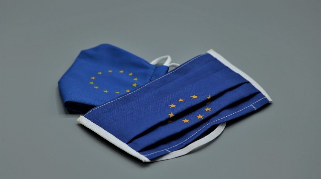 Μάσκες προστασίας με το λογότυπο της Ευρωπαϊκής Ένωσης