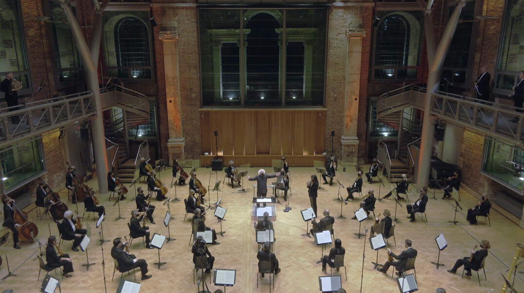 Η Συμφωνική Ορχήστρα του Λονδίνου με τον Λεωνίδα Καβάκο στο βιολί και τον sir Simon Rattle στο podium