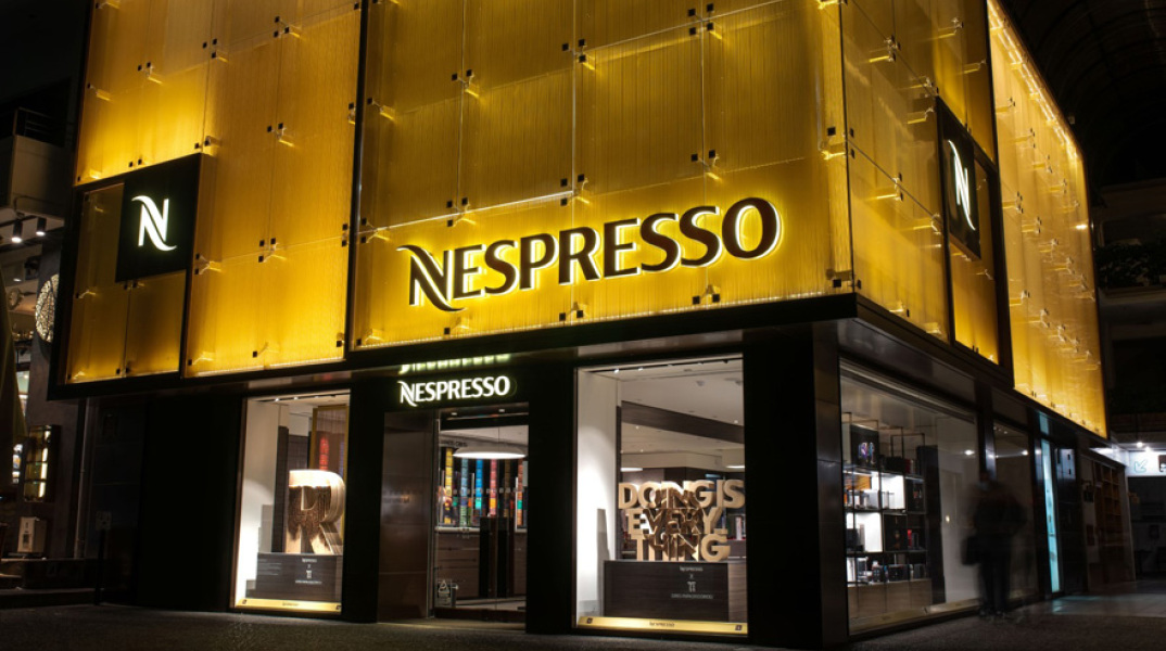 O Greg φιλοτεχνεί τη Nespresso boutique της Γλυφάδας