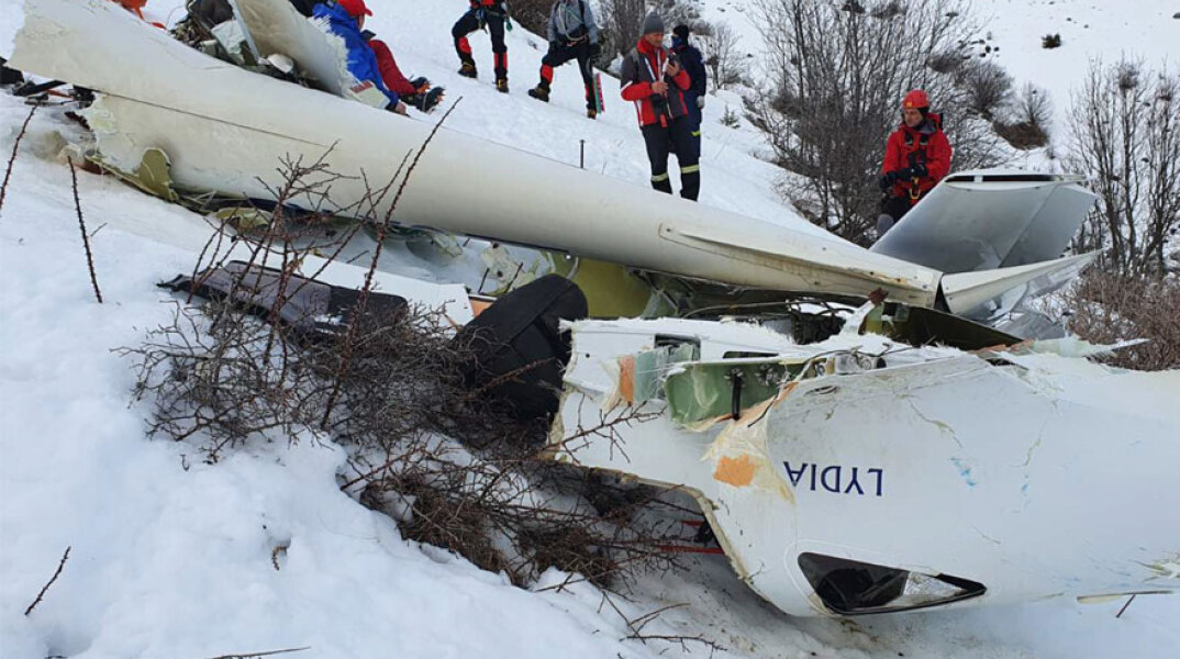 Ιωάννινα: Το κατεστραμμένο εκπαιδευτικό αεροσκάφος μετά τη συντριβή του στο όρος Μιτσικέλι, στην περιοχή Καβαλάρι Ζαγορίου