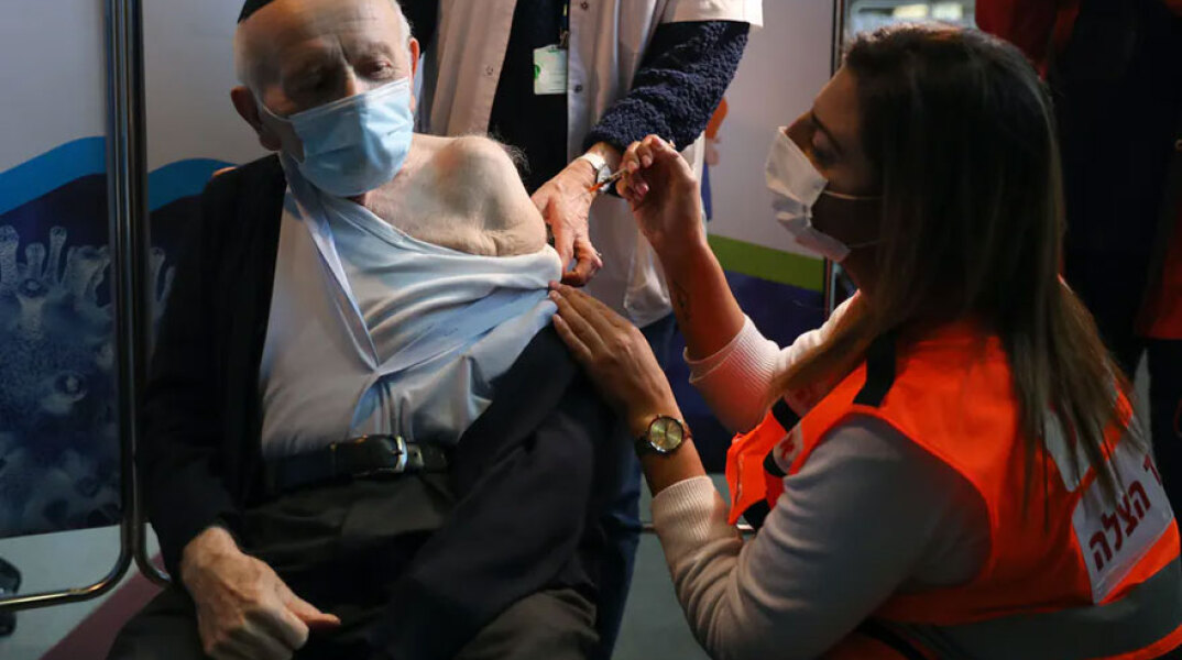 Κορωνοϊός - Ισραήλ: Ηλικιωμένος κάνει το εμβόλιο κατά της Covid-19
