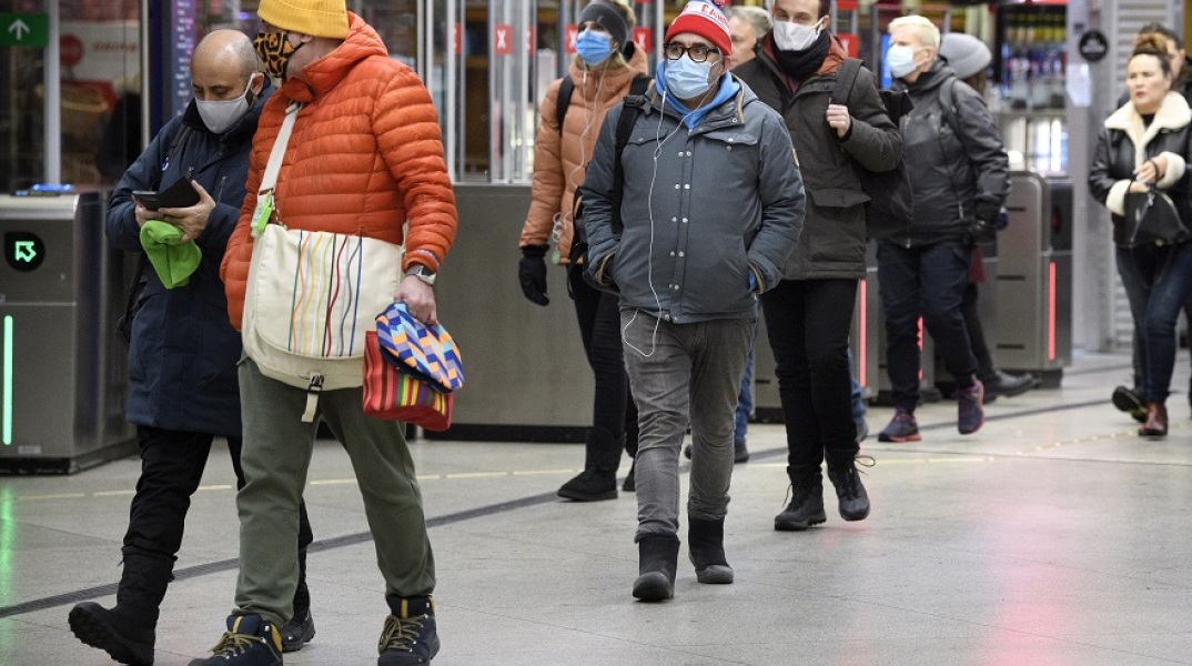 Πολίτες με μάσκα στη Σουηδία