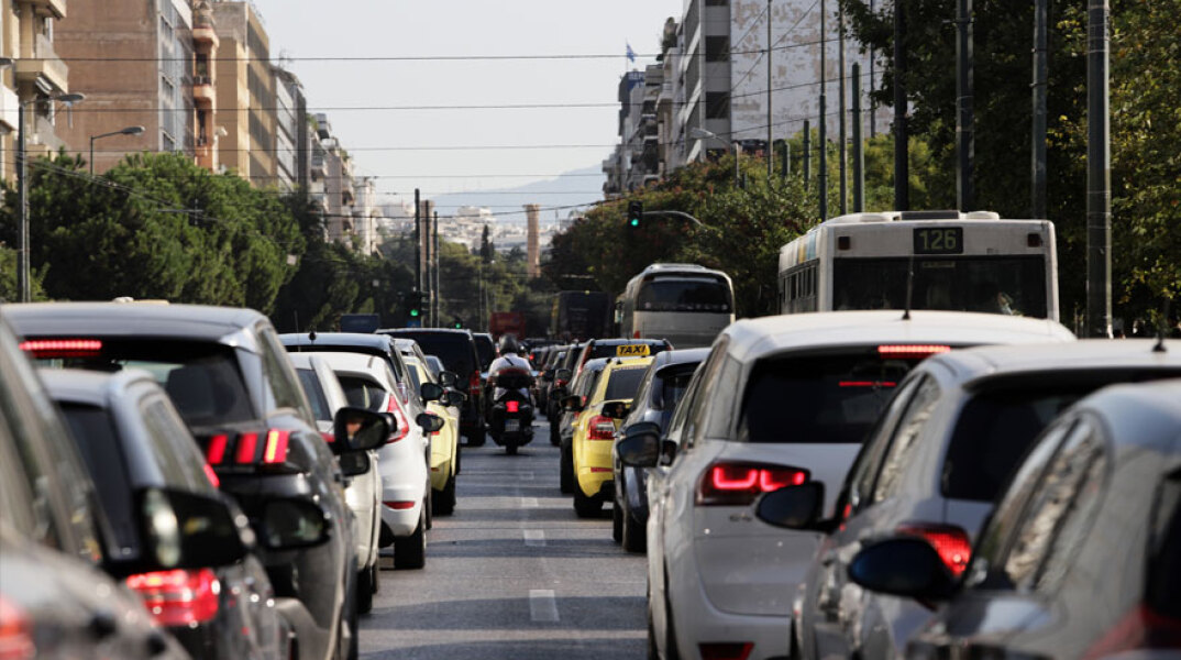 Αυτοκίνητα στη λεωφόρο Συγγρού - Μέχρι τις 26 Φεβρουαρίου 2021 η προθεσμία για τα τέλη κυκλοφορίας 2021
