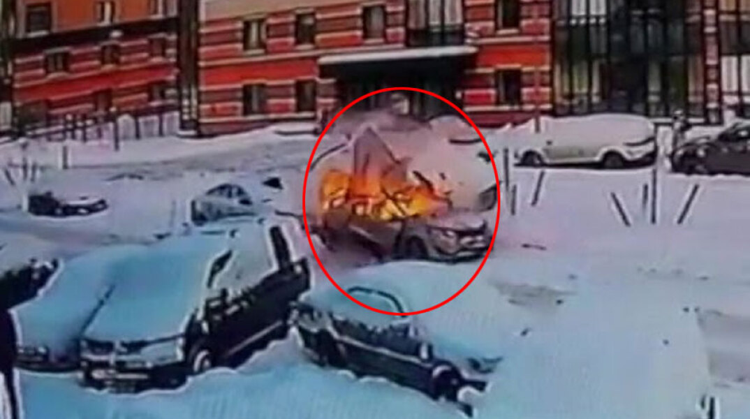 Αγία Πετρούπολη: Αυτοκίνητο εξερράγη με τον οδηγό μέσα, ο οποίος στη συνέχεια βγαίνει από το κατεστραμμένο όχημα χωρίς να έχει υποστεί κάποιον σοβαρό τραυματισμό