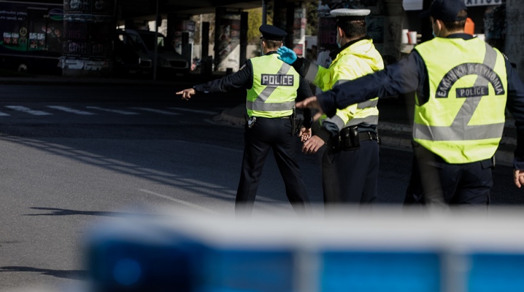 Έλεγχοι από αστυνομικούς για τα μέτρα αποφυγής της διάδοσης του κορωνοϊού