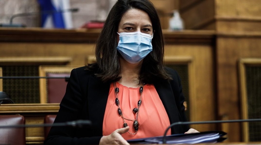 Η υπουργός Παιδείας, Νίκη Κεραμέως με μάσκα στη Βουλή 
