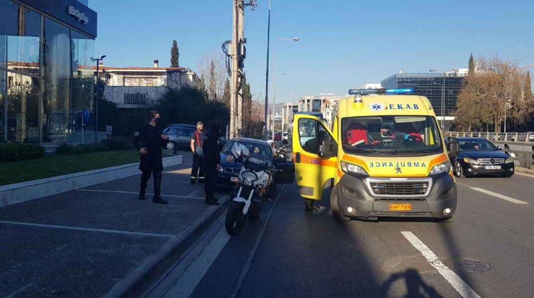 Γυναίκα γέννησε στη λεωφόρο Κηφισίας 