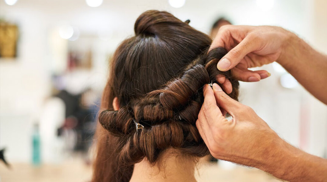Κομμωτήριο: Περιποίηση μαλλιών σε πελάτισσα (ΦΩΤΟ ΑΡΧΕΙΟΥ)