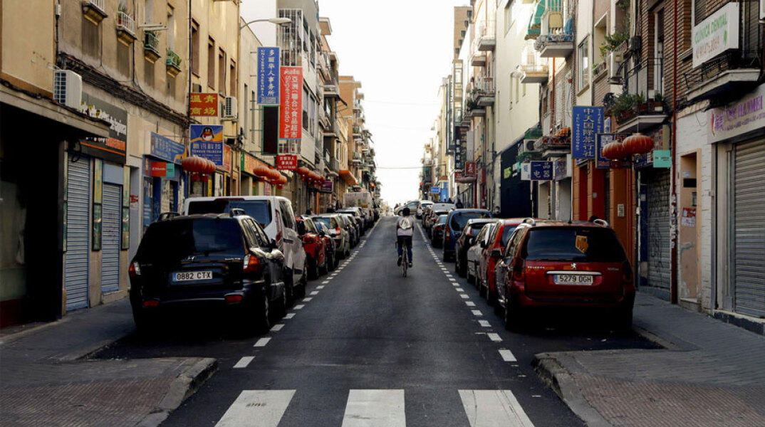 Κορωνοϊός - Μαδρίτη: Ποδηλάτης σε άδειο δρόμο της πρωτεύουσας εν μέσω lockdown