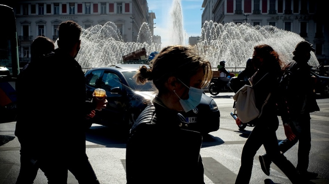 Πολίτες με μάσκα στην Ομόνοια