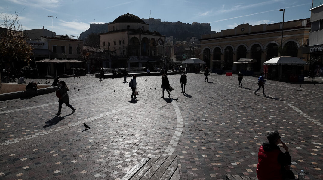 Αττική - Lockdown: Πολίτες περπατούν στην πλατεία στο Μοναστηράκι