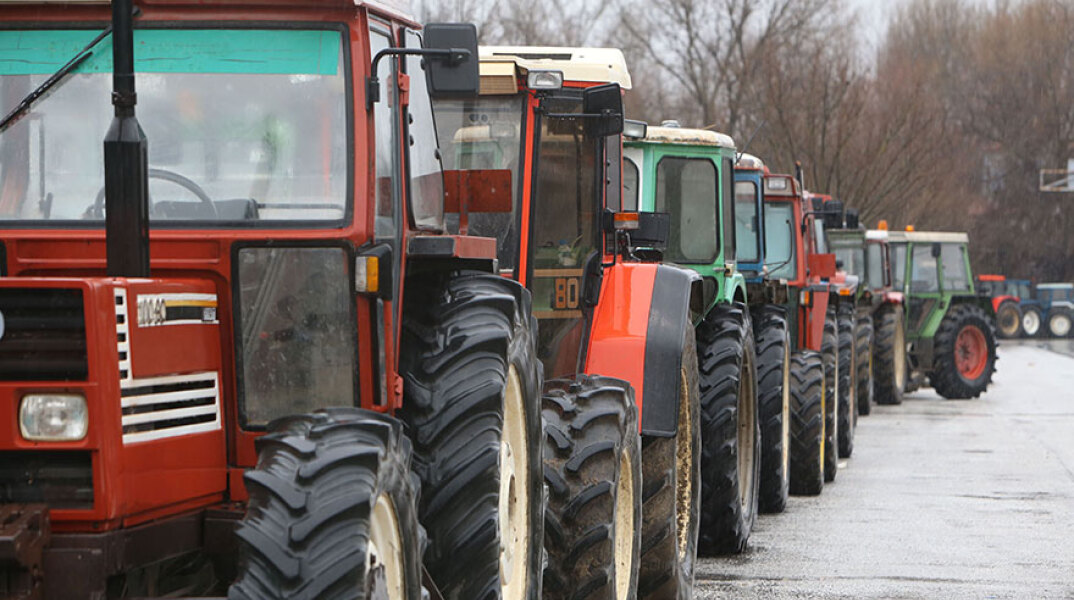 Παρατεταγμένα τρακτέρ στις Σέρρες από αγρότες (ΦΩΤΟ ΑΡΧΕΙΟΥ)