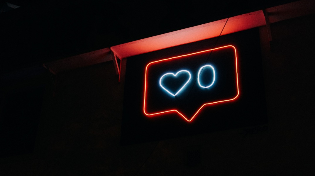 Neon πινακίδα που απεικονίζει μια καρδιά και τον αριθμό μηδέν