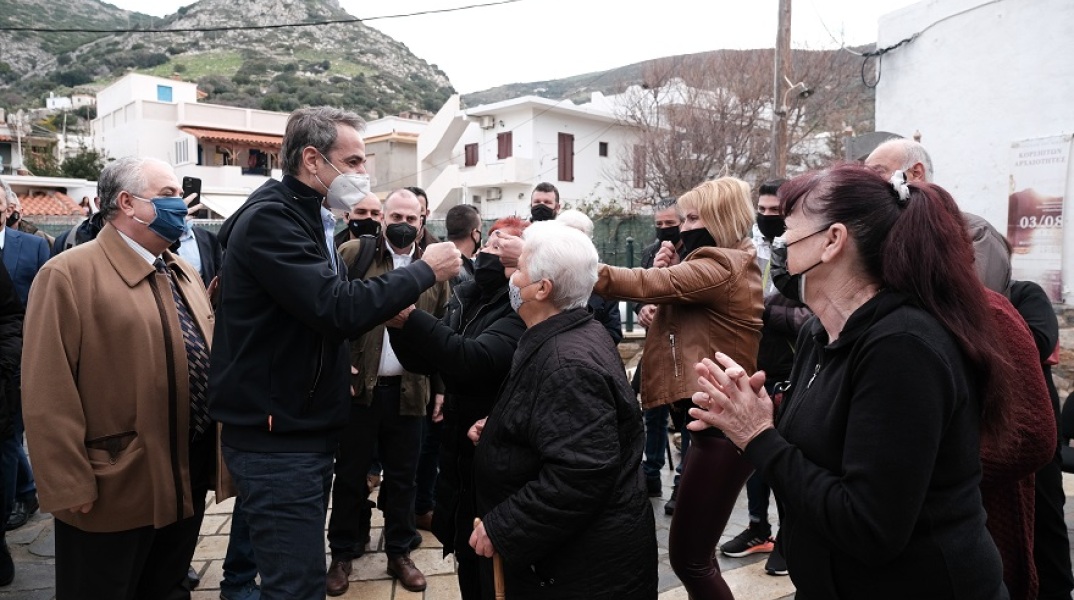 Στιγμιότυπο από την επίσκεψη του πρωθυπουργού Κυριακού Μητσοτάκη στην Ικαρία