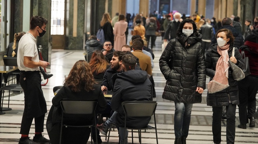 Πολίτες με μάσκα στην Ιταλία 