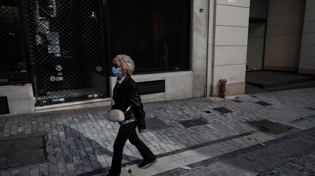 Γυναίκα με μάσκα στο κέντρο της Αθήνας