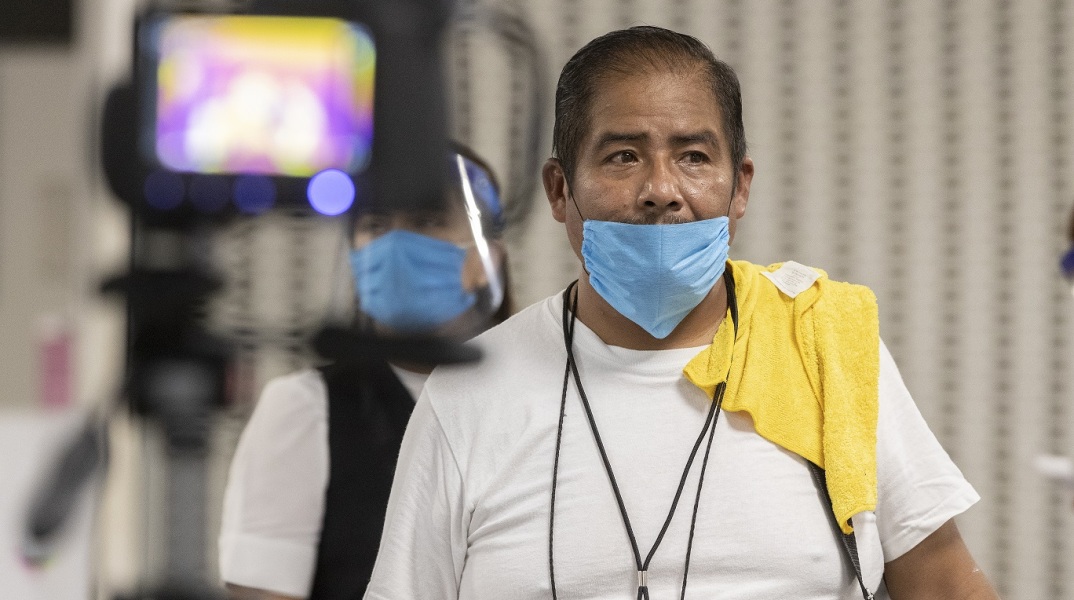 Άνδρας με μάσκα προστασίας από τον κορωνοϊό σε αεροδρόμιο του Μεξικού