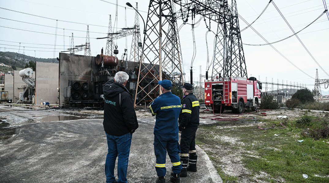 Ασπρόπυργος: Εικόνα καταστροφής στο Κέντρο Υπερυψηλής Τάσης Κουμουνδούρου του ΑΔΜΗΕ μετά την έκρηξη που είχε ως αποτέλεσμα Αττική και Πελοπόννησος να μείνουν χωρίς ρεύμα