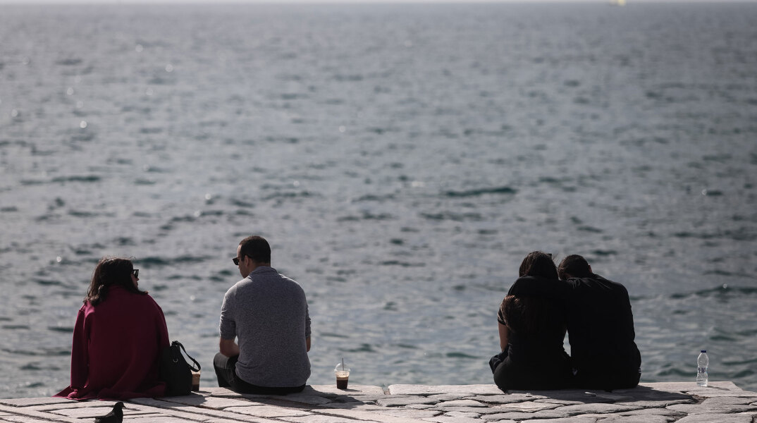 Κορωνοϊός στην Αττική: Πολίτες στην παραλία του Φλοίσβου