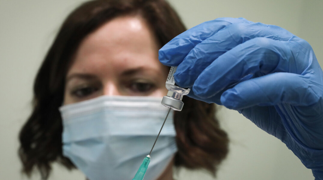 Εμβολιασμός για τον κορωνοϊό στην Ελλάδα - Υγειονομικός ετοιμάζει το εμβόλιο κατά της Covid-19