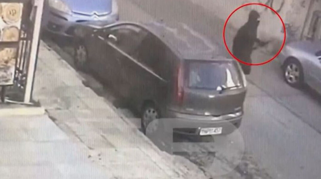 Πετρούπολη: Ο δράστης που σκότωσε τον σκύλο, πλησιάζει την αυλή του σπιτιού κρατώντας τη βαλλίστρα