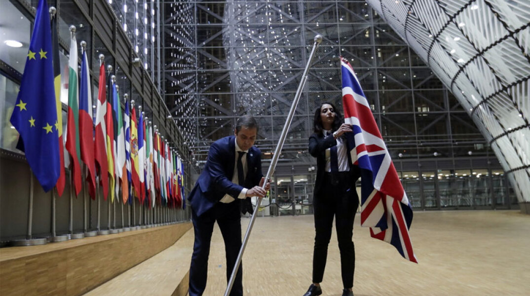 Brexit: Η σημαία της Μεγάλης Βρετανίας αφαιρείται από τις υπόλοιπες των κρατών - μελών της ΕΕ στις Βρυξέλλες