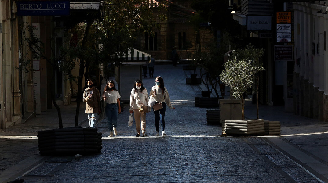 Σκληρό lockdown στην Αττική από την Πέμπτη 11 Φεβρουαρίου 2021 - Κοπέλες με μάσκα για τον κορωνοϊό κατεβαίνουν την έρημη Ερμού