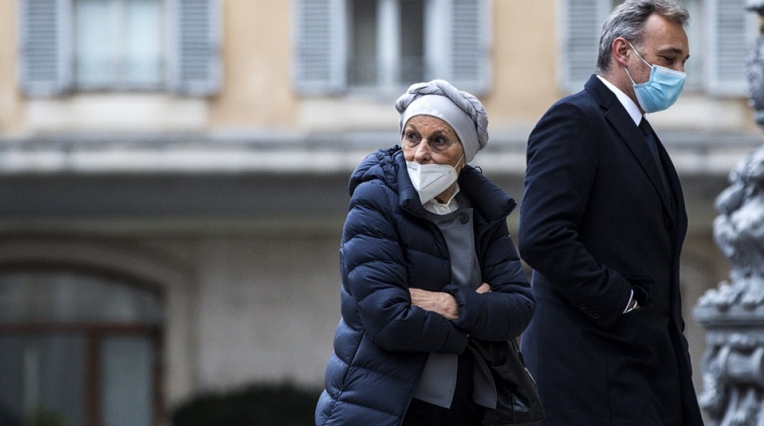 Πολίτες με μάσκα στην Ιταλία