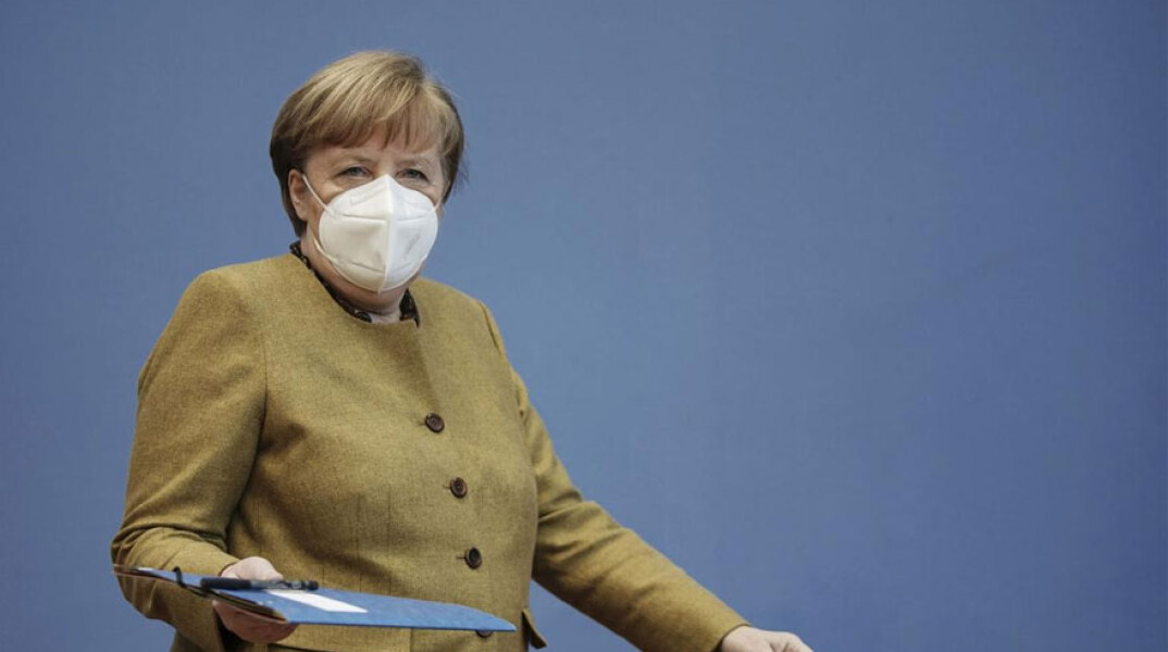 Άνγκελα Μέρκελ με μάσκα για τον κορωνοϊό