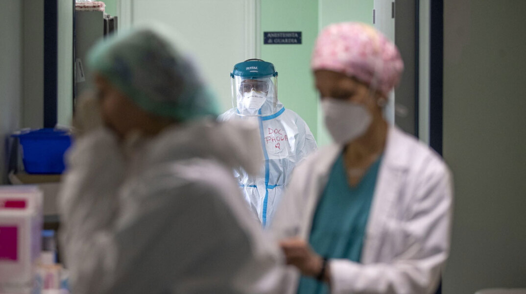 Κορωνοϊός - Ευρωπαϊκή Ένωση: Γιατροί και νοσηλευτές σε νοσοκομείο με προστατευτικό εξοπλισμό κατά της Covid-19