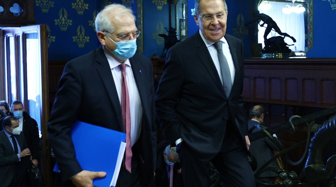 Ο Γιοζέπ Μπορέλ με τον Σεργκέι Λαβρόφ