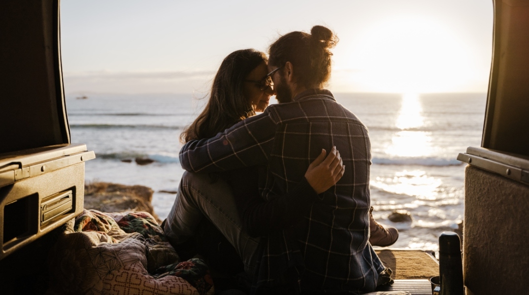 Ζευγάρι σε τροχόσπιτο στην παραλία