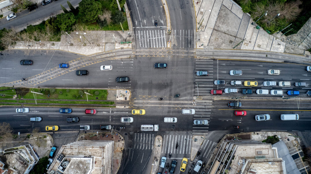 Lockdown στην Αττική για τον κορωνοϊό - Εικόνα από drone δείχνει την κίνηση των οχημάτων σε κεντρικό δρόμο της Αθήνας