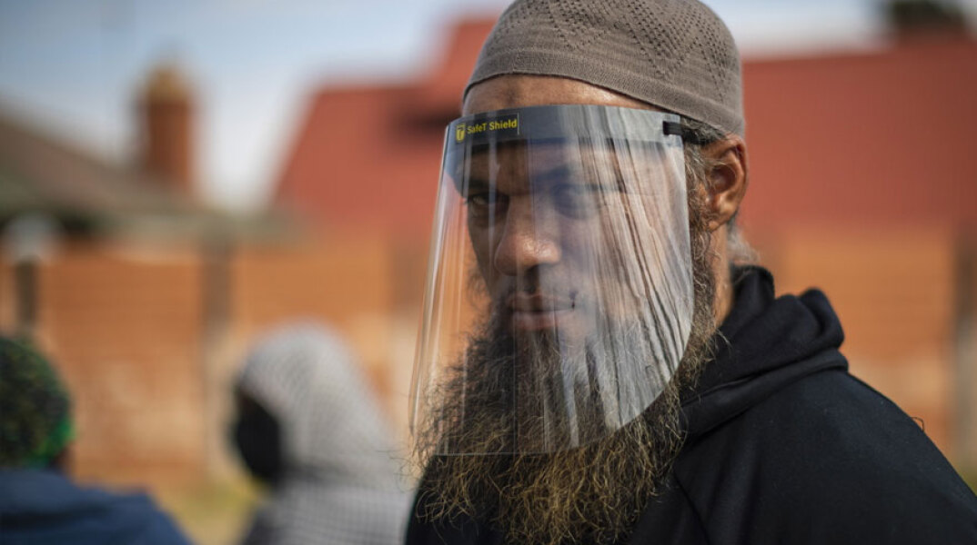 Αφρική - Κορωνοϊός: Άνδρας με προστατευτική ασπίδα προσώπου για Covid-19