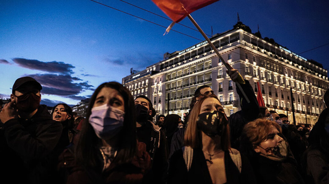Πανεκπαιδευτικό συλλαλητήριο - Φοιτητές διαμαρτύρονται στο Σύνταγμα κατά του νομοσχεδίου για την Τριτοβάθμια Εκπαίδευση