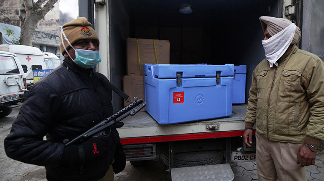 Η αστυνομία περιφρουρεί μεταφορά εμβολίων κατά του κορωνοϊού στην Ινδία 