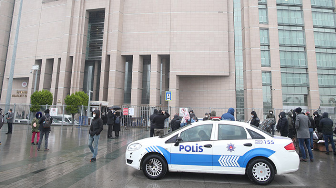 Eκπρόσωποι ορισμένων από τις πρεσβείες των ευρωπαϊκών χωρών φθάνουν για συμμετοχή σε δίκη φυλακισμένου Τούρκου επιχειρηματία  Οσμάν Καβαλά - 2020