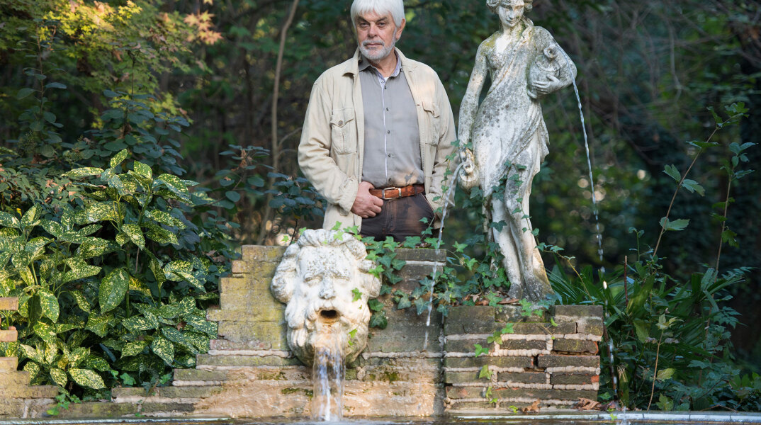 Massimo Valerio Manfredi, Ιταλός συγγραφέας και ιστορικός Author Valerio Massimo Manfredi pose for a portrait session at his mansion on December 12, 2012 in Milan, Italy