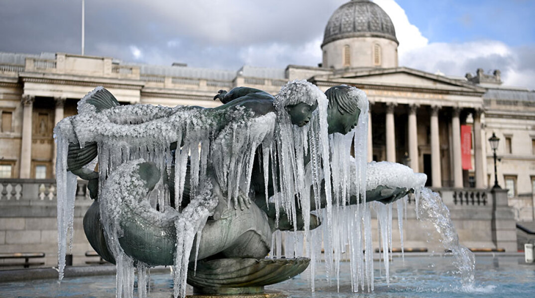 Λονδίνο: Πάγωσε το συντριβάνι στην πλατεία Τραφάλγκαρ - Πολικές θερμοκρασίες στη Μεγάλη Βρετανία 