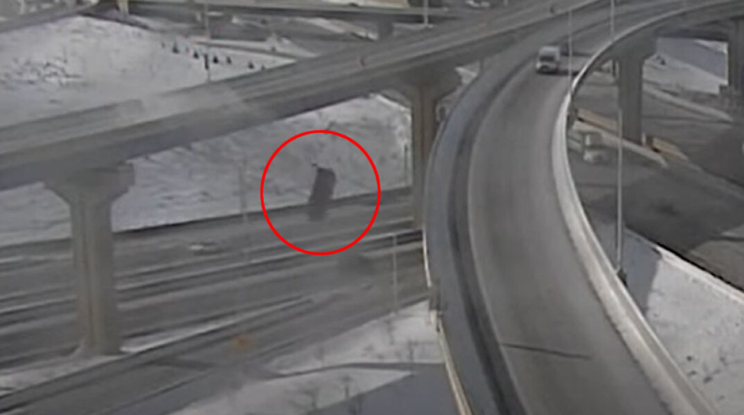 Αυτοκίνητο πέφτει από γέφυρα ύψους 20 μέτρων στο Μιλγουόκι των ΗΠΑ