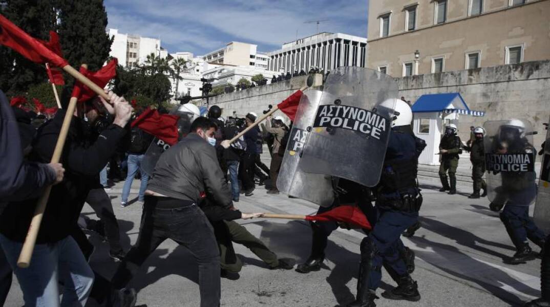Επεισόδια κατά τη διάρκεια πανεκπαιδευτικού συλλαλητηρίου κατά του νέου νομοσχεδίου του Υπουργείου Παιδείας που προβλέπει αλλαγές στην τριτοβάθμια εκπαίδευση