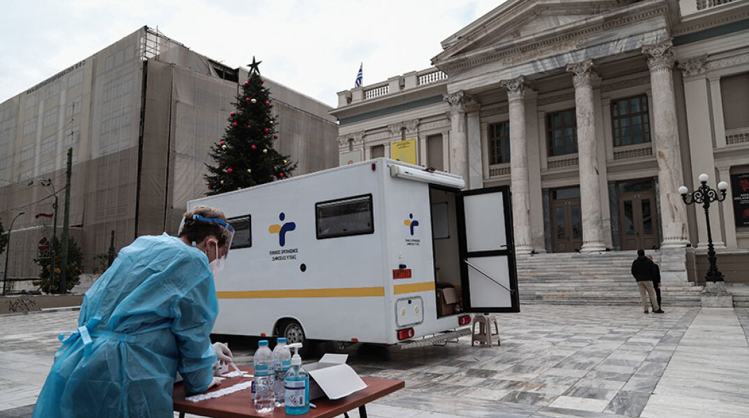 Rapid test για κορωνοϊό: Κλιμάκιο του ΕΟΔΥ έξω από το Δημοτικό Θέατρο Πειραιά διενεργεί ελέγχους