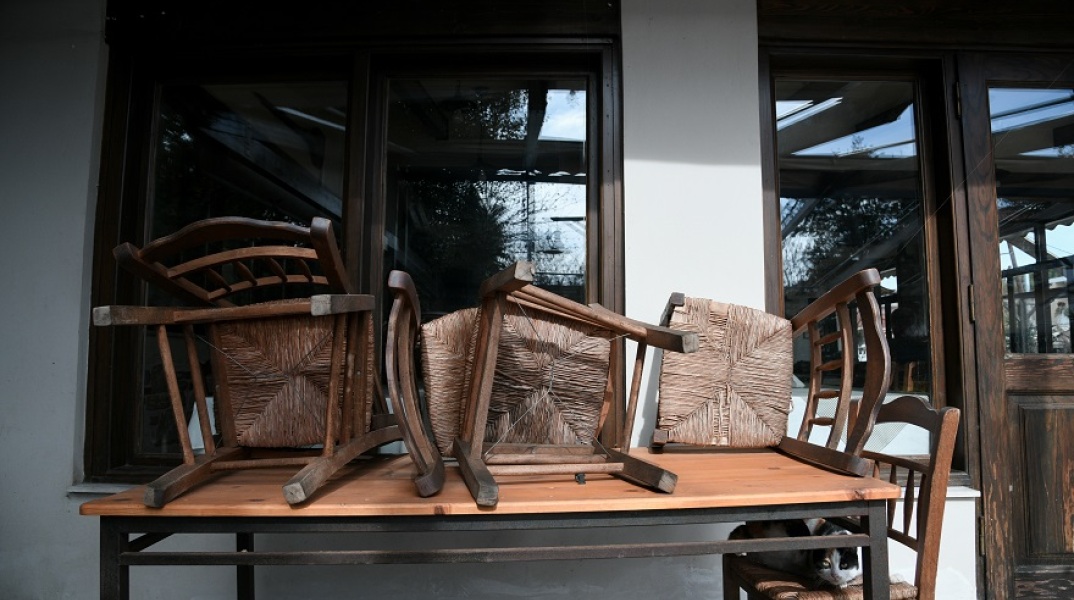 Κλειστό κατάστημα - Μαζεμένα τραπέζια καταστήματος εστίασης