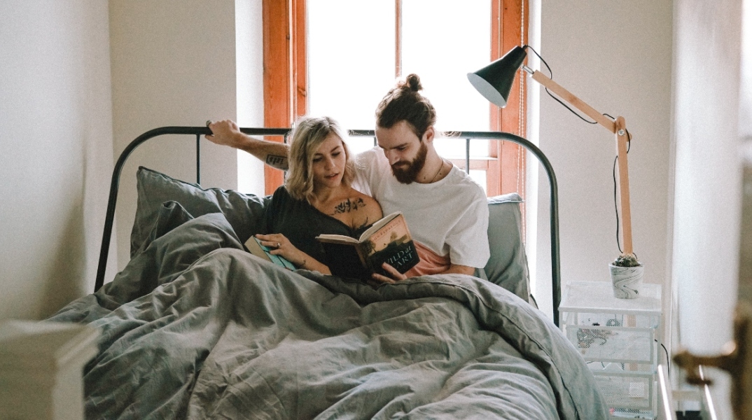 Ζευγάρι που διαβάζει μαζί στο κρεβάτι