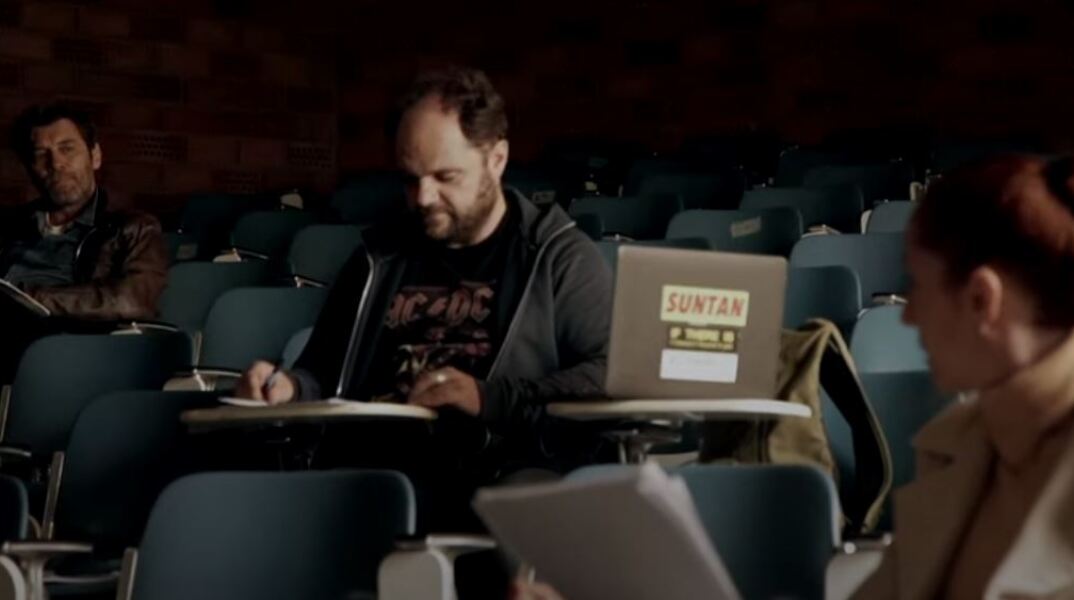 Καρέ από το βίντεο «Αμφιθέατρο του παραλόγου»