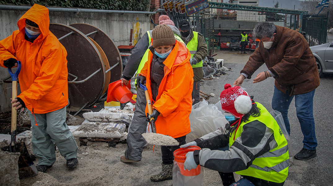 ΔΙΑΝΟΜΗ ΑΛΑΤΙΟΥ ΣΤΟΥΣ ΠΟΛΙΤΕΣ ΕΝΟΨΕΙ ΤΟΥ ΚΥΜΑΤΟΣ ΚΑΚΟΚΑΙΡΙΑΣ ΜΗΔΕΙΑ ΣΤΑ ΠΕΥΚΑ ΘΕΣΣΑΛΟΝΙΚΗΣ